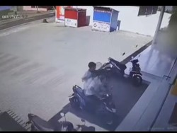 Terekam Kamera CCTV Curi Motor di Minimarket Sulut, Polisi Amankan 3 Bocah