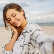 Nggak Gampang Insecure, Perempuan dari 5 Zodiak Ini Tampil Percaya Diri Apa Adanya!