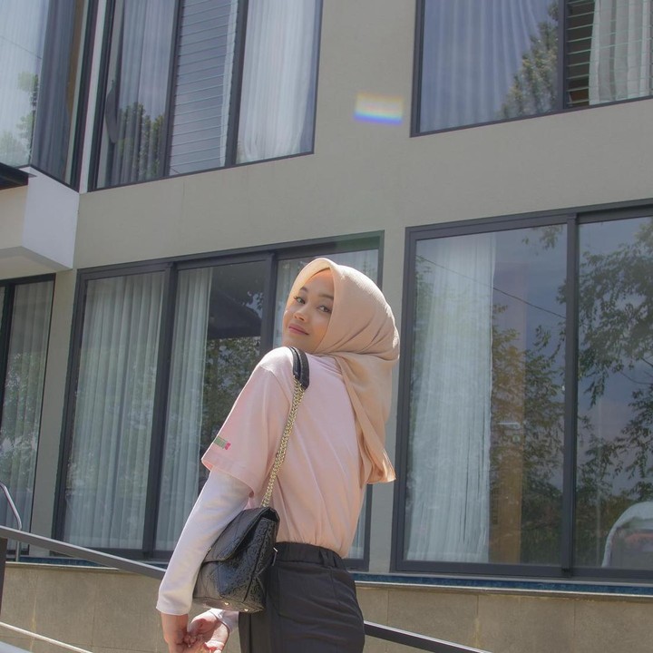 <p>Putri Delina menerapkan tips diet ala IU, penyanyi Korea Selatan. Bedanya, jika IU mengonsumsi ubi ungu, Putri Delina tidak membatasi makanan apapun kecuali nasi. (Foto: Instagram @putridelinaa)</p>