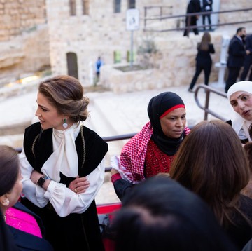 Ratu Rania dari Yordania Tampil Klasik dengan Sentuhan Etnik di Acara Bukber