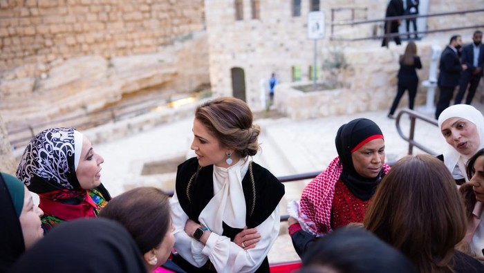 Ratu Rania dari Yordania Tampil Klasik dengan Sentuhan Etnik di Acara Bukber