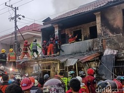 Detik-detik Mengerikan Mobil Tabrak Rumah Picu Kebakaran Maut di Samarinda