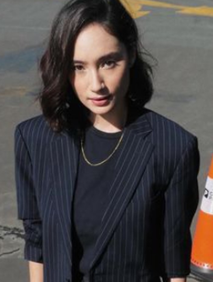 Selain akting, Tatjana Saphira juga memiliki suara yang merdu. Ia pernah bermain dalam drama musikal berjudul Stereo, di mana ia memerankan seorang perempuan bernama Dara./ foto: instagram.com/tatjanasaphira