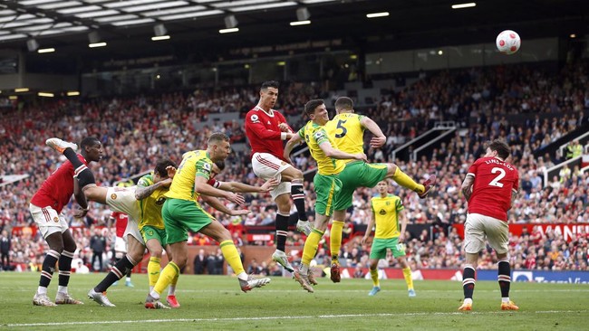 Cristiano Ronaldo mengungkit usianya setelah mencetak hattrick ke-60 di laga Manchester United vs Norwich City, Sabtu (16/4).
