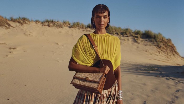 Melihat dari Dekat Koleksi Tory Burch T Monogram yang Klasik! Ada Inspirasi Personal di Baliknya