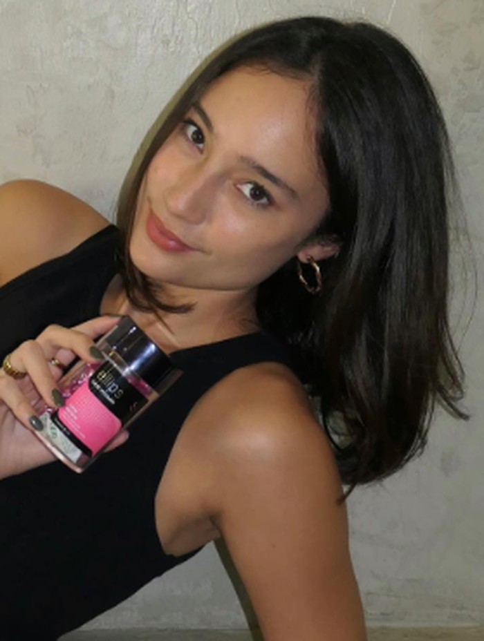 Tahun 2013, perempuan yang akrab disapa Tata ini mulai menjajal dunia perfilman dengan berpartisipasi dalam film Crazy Love dan Get M4rried./ foto: instagram.com/tatjanasaphira