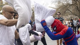 FOTO: Warga New York 'Baku Hantam' Rayakan Hari Perang Bantal