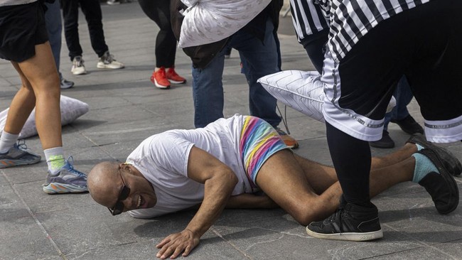 FOTO: Warga New York 'Baku Hantam' Rayakan Hari Perang Bantal