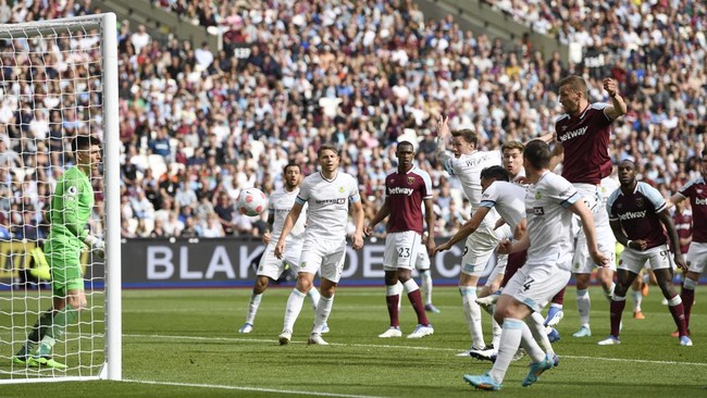West Ham United gagal merebut posisi kelima usai ditahan imbang Burnley 1-1 pada lanjutan Liga Inggris di Stadion London, Minggu (17/4).
