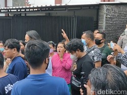 Anak-Istri Tewas Diduga Bunuh Diri, Suami Dihujat Warga Saat Dibawa Polisi