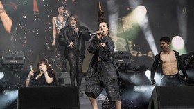 'Sepatu Melayang' Sandara Park 2NE1 di Coachella Seharga Rp2,7 Juta