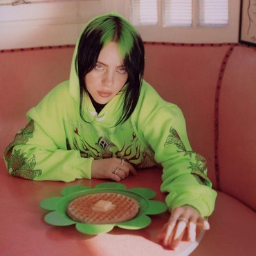 Bangga! Billie Eilish Pakai Sweater Karya Brand Lokal Bandung