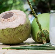 Nggak Cuma Bikin Segar, Ternyata Ini Ragam Manfaat dari Kebiasaan Minum Air Kelapa!