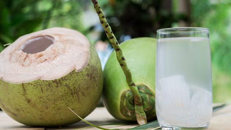 Manfaat air kelapa muda yang sering dikonsumsi saat buka puasa.\