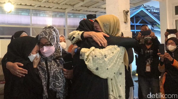 Air Mata dan Tangis Desy Ratnasari di Rumah Duka Ibunda dari Anggota DPR RI Desy Ratnasari, Mulyanah meninggal dunia dalam usia 71 tahun. Tangis dan air mata Desy Ratnasari pecah saat tiba di rumah duka.