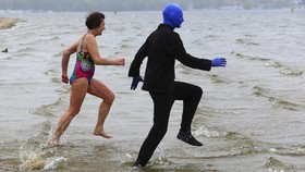 FOTO: Aksi Teatrikal Blue Man Group Hibur Wisatawan Pantai Berlin