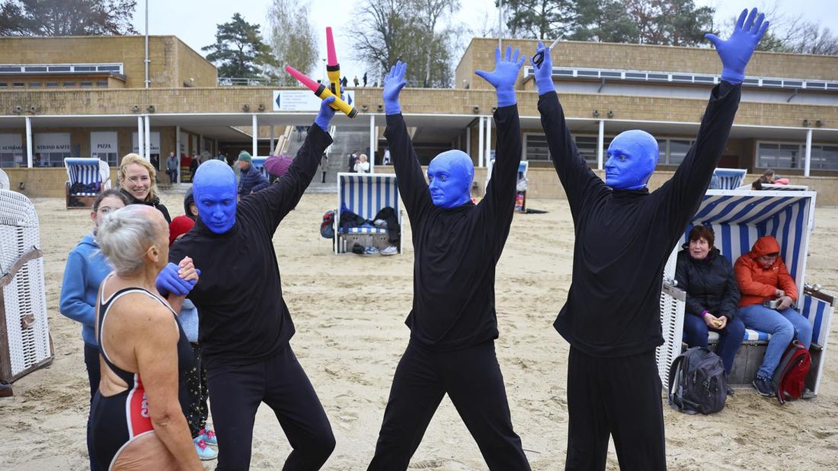 FOTO: Aksi Teatrikal Blue Man Group Hibur Wisatawan Pantai Berlin