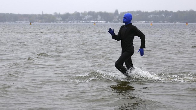 FOTO: Aksi Teatrikal Blue Man Group Hibur Wisatawan Pantai Berlin