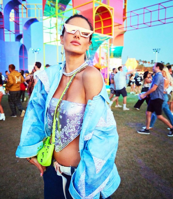 Supermodel Alessandra Ambrosio menampilkan gaya ala tren Y2K yang seksi dan penuh warna lewat padanan scarf top dan sporty jacket. Foto: Instagram AlessandraAmbrosio