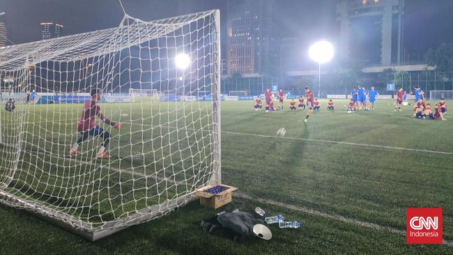 Barcelona U-18 melakukan latihan tendangan penalti jelang melawan Atletico Madrid U-18 di final International Youth Championship 2021 (2022).