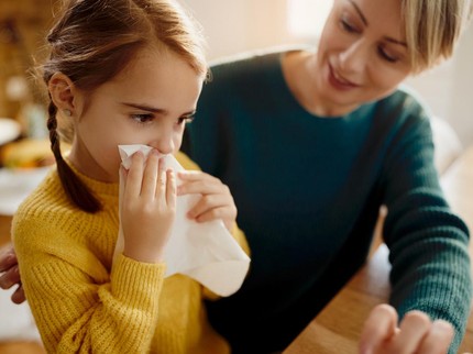 Jangan Buru-Buru Kasih Obat, Ini 7 Cara Alami Atasi Batuk Pilek pada Anak
