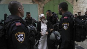 FOTO: Bentrok Berdarah Israel-Palestina di Masjid Al-Aqsa