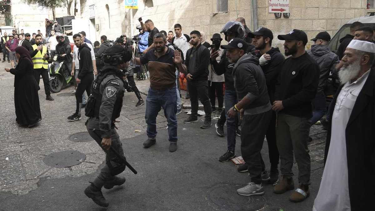 FOTO: Bentrok Berdarah Israel-Palestina di Masjid Al-Aqsa
