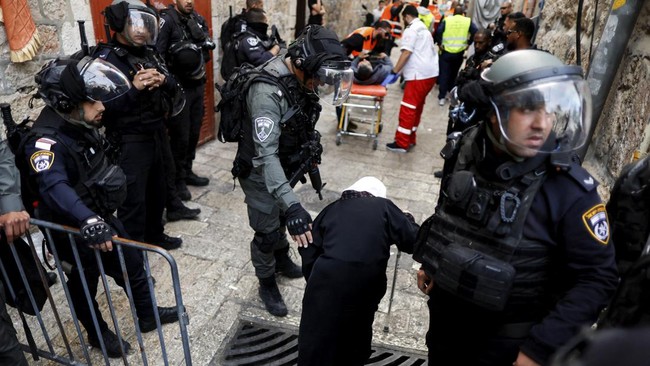 FOTO: Bentrok Berdarah Israel-Palestina di Masjid Al-Aqsa