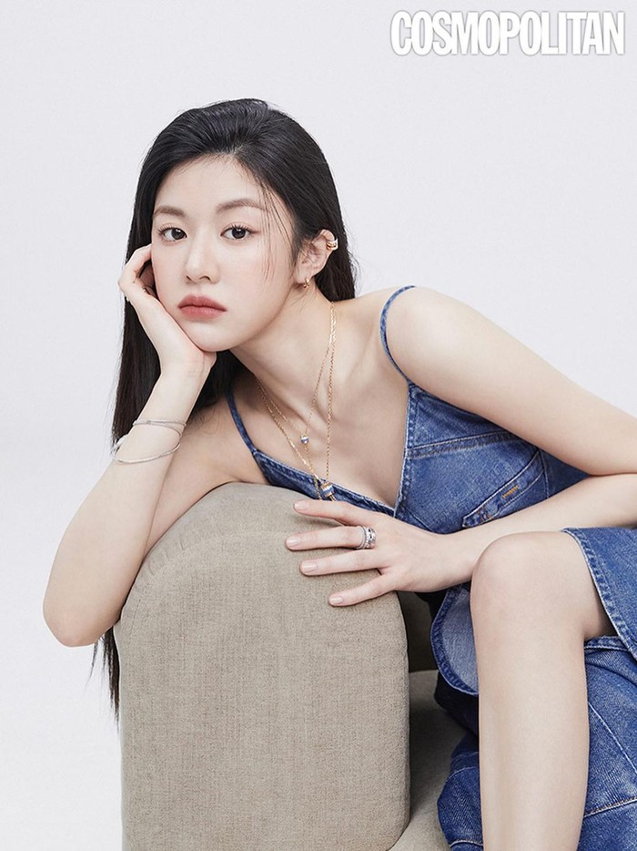 Berkat wajah cantiknya yang memesona ini, Go Youn Jung juga sering melakukan pemotretan dengan majalah-majalah besar Korea, seperti W Magazine sampai COSMOPOLITAN./ Foto: instagram.com/cosmopolitankorea