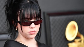 img-title Billie Eilish Pakai Sweater Buatan Desainer 17 Tahun Asal Bandung