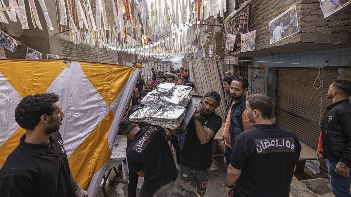 FOTO: Momen Buka Puasa Massal di Kairo saat Pertengahan Ramadan