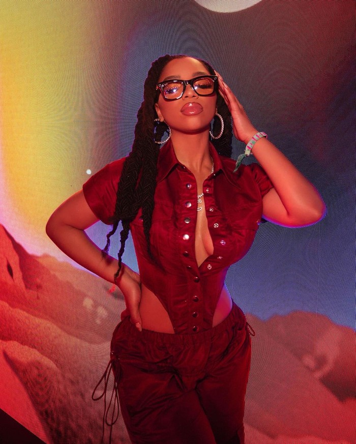Siapa sangka bila bodysuit dikenakan bersama sweatpants bisa terlihat stylish?! Chloe Bailey menampilkannya dalam warna bernuansa senada ketika di Coachella. Foto: Instagram CholeBailey
