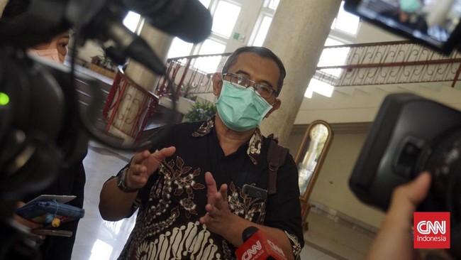 Dosen Fakultas MIPA UGM Karna Wijaya diperiksa pihak kampus dan dilaporkan ke polisi usai membuat unggahan tentang pengeroyokan Ade Armando.
