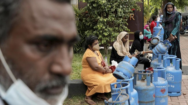 IMF setuju memberikan persetujuan sementara bagi utang US$2,9 miliar atau setara Rp42,63 triliun untuk mengatasi bangkrut Sri Lanka.