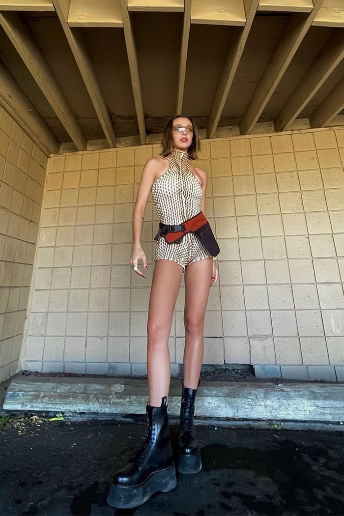 Youtuber Emma Chamberlain tampil dalam gaya bernuansa futuristik lewat padanan jumpsuit dan combat boots. Foto: Instagram EmmaChamberlain