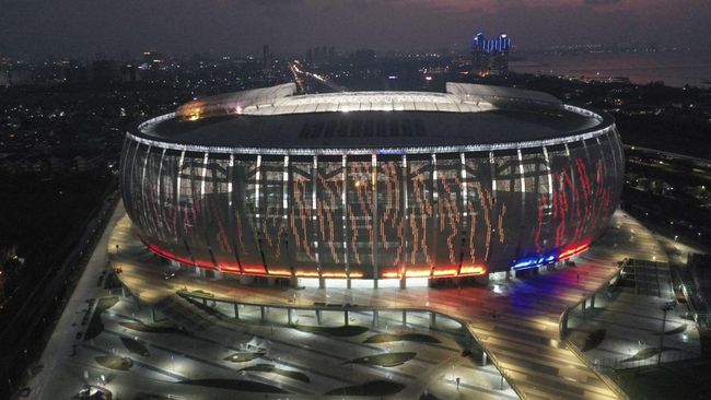 Promotor Konser Dewa 19 menyalahkan masih banyak parkir liar di sekitar JIS yang akhirnya membuat arus kepulangan penonton jadi tersendat.