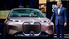CEO BMW Khawatir Mobil Listrik, Sebut Mobil Bensin Masih Dibutuhkan