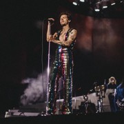 Harry Styles Tampil Berkilauan Memakai Jumpsuit di Panggung Coachella