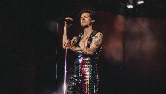 Harry Styles Tampil Berkilauan Memakai Jumpsuit Di Panggung Coachella 1991