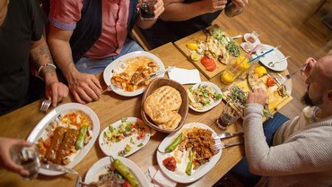 img-title Lewatkan Makan Sahur, Puasa Tetap Sah atau Tidak?