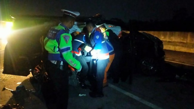 Polisi belum menetapkan tersangka dalam kasus kecelakaan yang menimpa grup musik Islami, Debu di Tol Pasuruan-Probolinggo (Paspro) Jawa Timur.