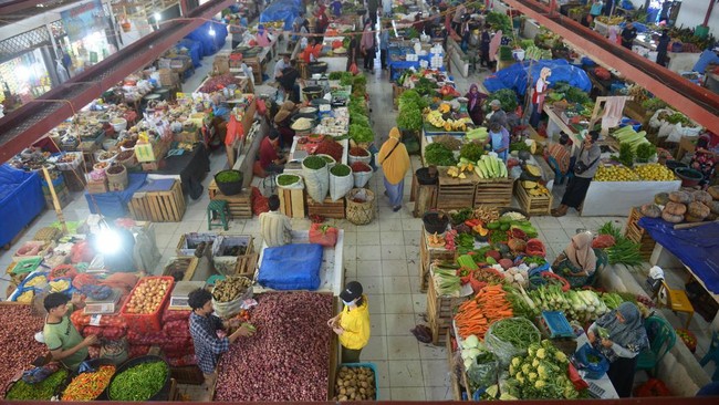 H-3 Ramadan, sejumlah harga pangan di pasar tradisional terpantau turun dibanding pekan lalu, di antaranya daging sapi, bawang merah dan beberapa jenis cabai.