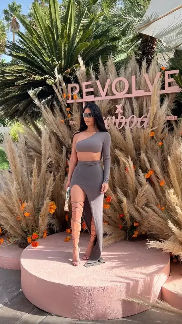Tak hadir langsung di konsernya namun di sebuah pesta yang diadakan oleh Revolve, Kim Kardashian tampaknya akan membawa kembali tren Gladiator heels. Ia memadukan sepatu tersebut dengan busana rancangan Rick Owens. Foto: Dok.Instagram