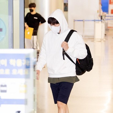 Menunduk Malu-malu, Kim Seon Ho Tiba di Korea Usai Syuting dari Thailand