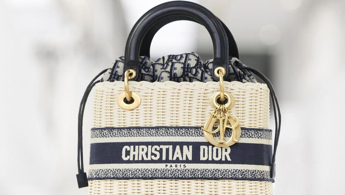 Pantas Mahal, Intip Rumitnya Proses Pembuatan Tas Lady Dior Wicker yang Dibuat dari Rotan