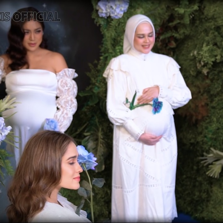 <p>Enggak hanya itu, keempatnya terlihat ceria, santai dan nyaman selama dipotret, lho. (Foto: YouTube Ricis Official)<br /><br /><br /></p>