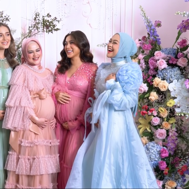 <p>Ria Ricis, Jessica Iskandar (Jedar), Yasmin Wildblood, dan Cut Meyriska tengah diselimuti kebahagiaan, Bunda. Ya, keempatnya kini tengah menanti kelahiran buah hati. (Foto: YouTube Ricis Official)<br /><br /><br /></p>