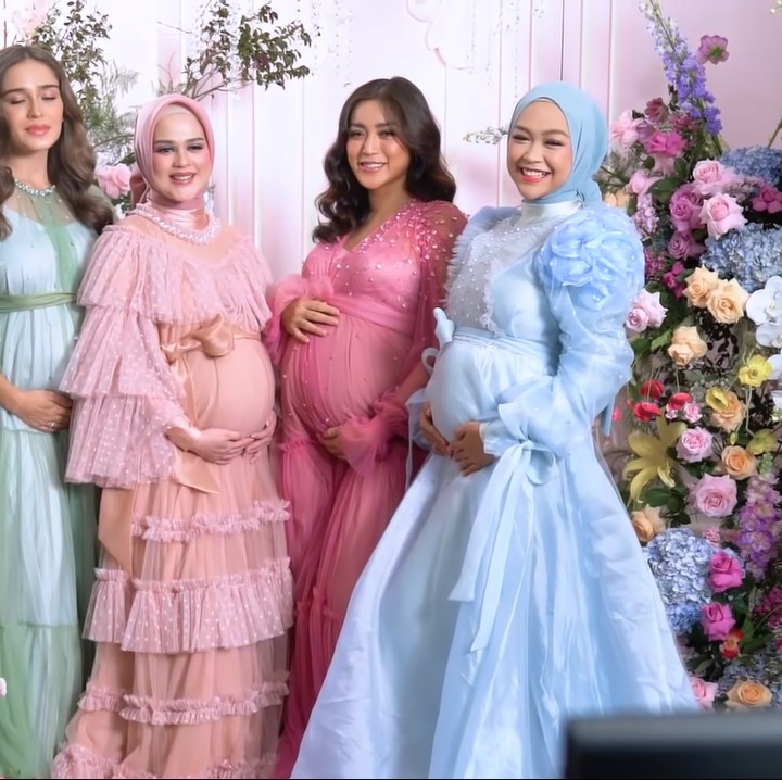 <p>Di tengah kehamilan besar, keempatnya belum lama ini lakukan sesi maternity shoot bersama-sama, lho. (Foto: YouTube Ricis Official)<br /><br /><br /></p>