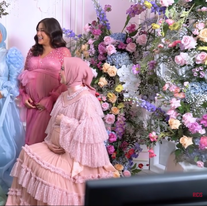 <p>Keseruan proses pemotretnya tersebut didokumentasikan melalui Insta Story maupun YouTube. (Foto: YouTube Ricis Official)<br /><br /><br /></p>