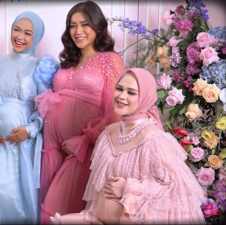<p>Ada beberapa tema yang diusung dalam pemotretan tersebut. Dari semuanya, keempat artis tersebut mendapat banyak pujian di netizen, lho. (Foto: YouTube Ricis Official)<br /><br /><br /></p>